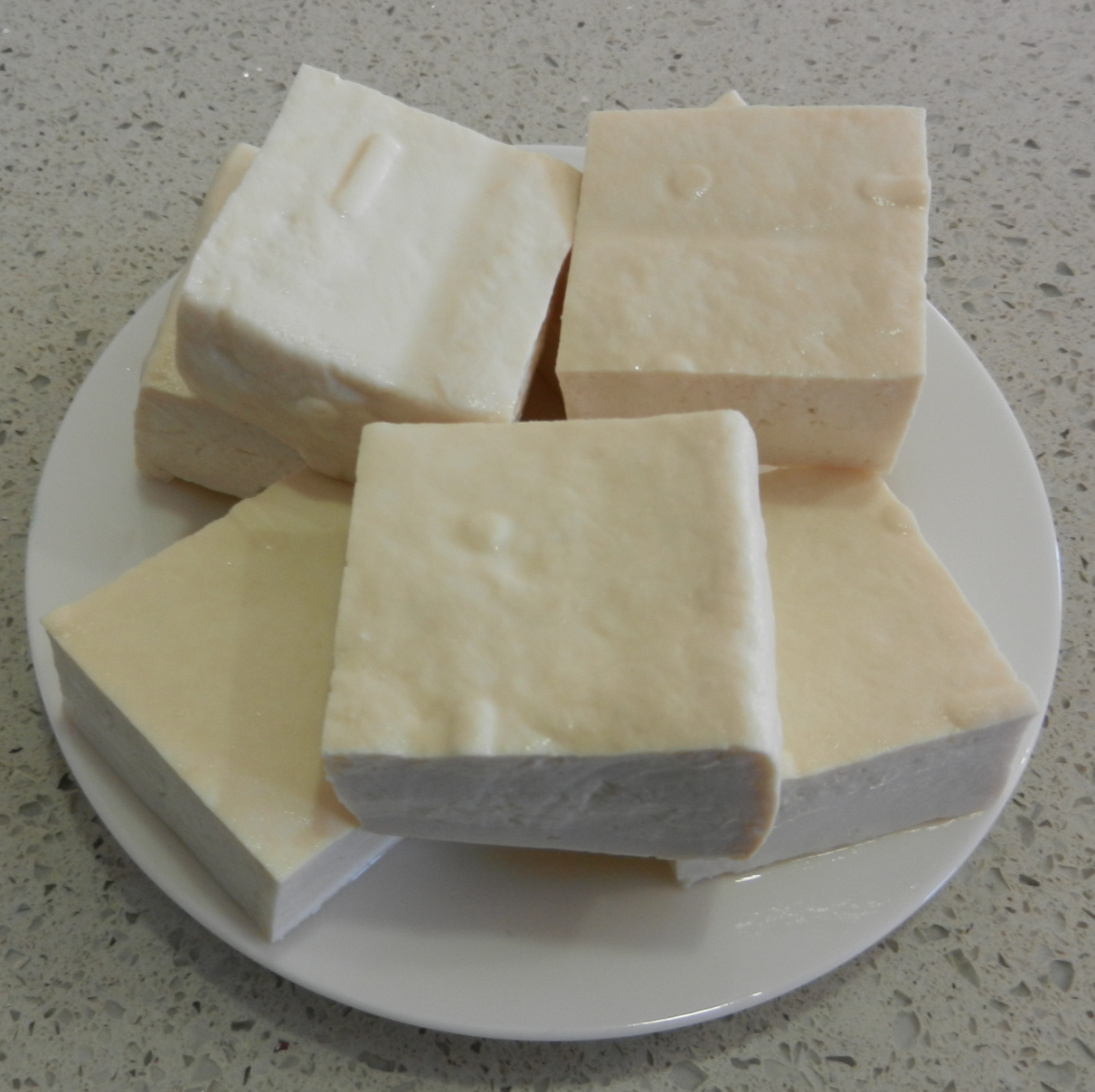 Сыр тофу из чего делают польза. Сыр тофу. Сыр похожий на тофу. Сыр Тоффи. Вкус сыра тофу.