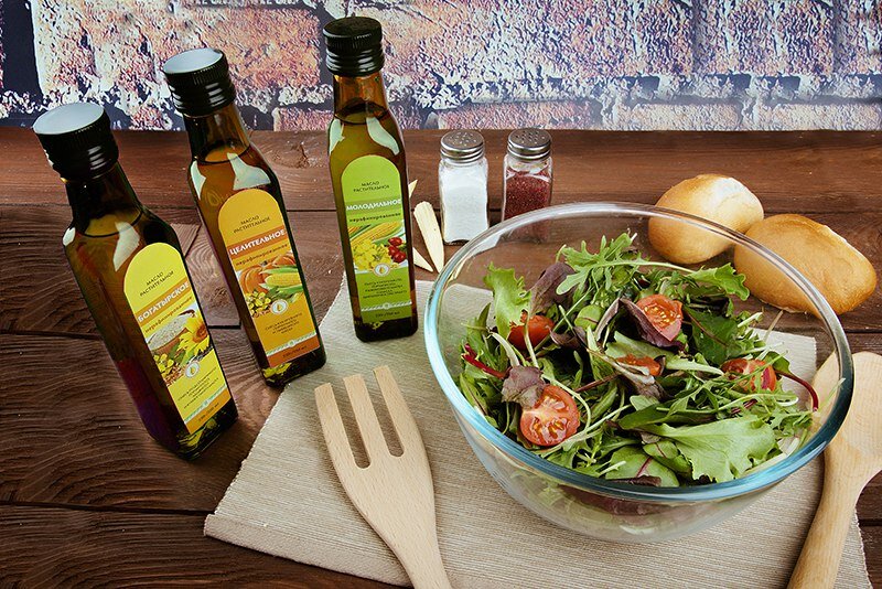 Заправки на основе растительного масла. Салат с оливковым маслом. Оливковое маслдля салата. Салат с маслом растительным. Масло оливковое салатное.