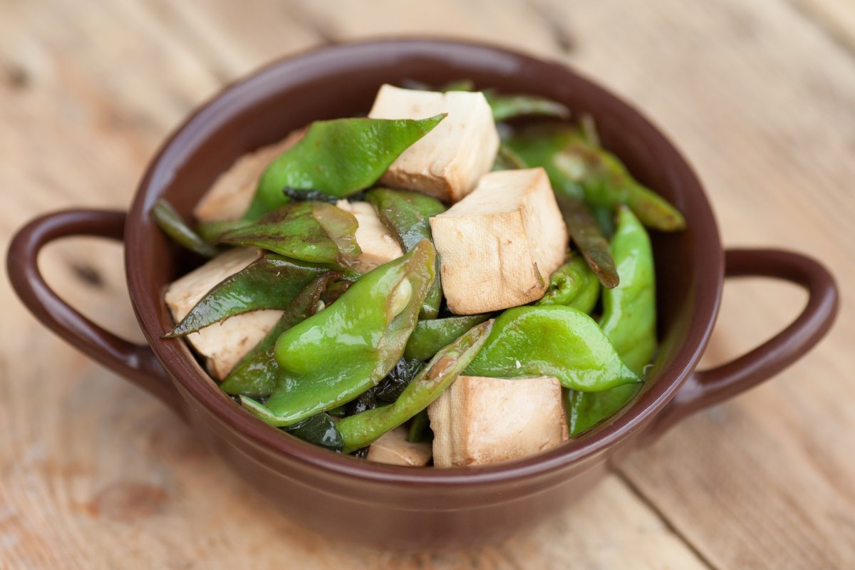 Сыр тофу из чего делают польза. Тофу Юньнань. Сыр тофу. Зеленый салат с тофу. Тофу китайская кухня.