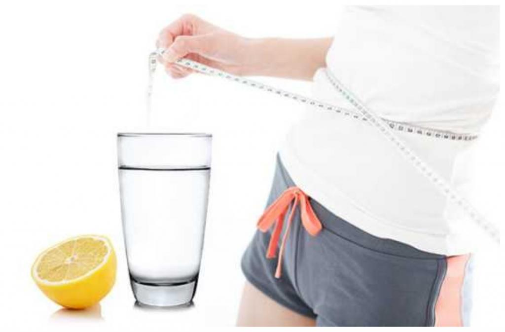 Почему пьют много воды при похудении. Вода для похудения. Что пить для похудения. Похудение и вода женщина. Напиток для похудения.