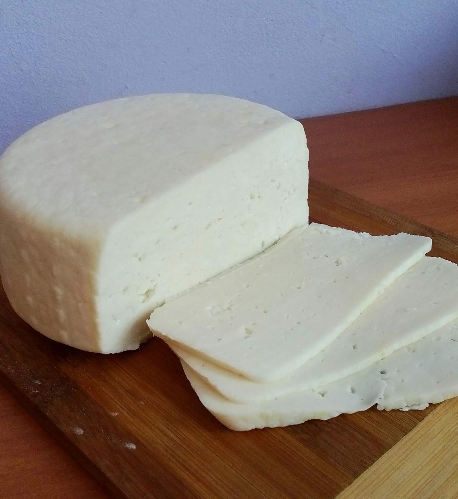 Купить сыр на авито. Домашний сыр. Домашний белый сыр. Соленый сыр. Сыр домашний круглый.