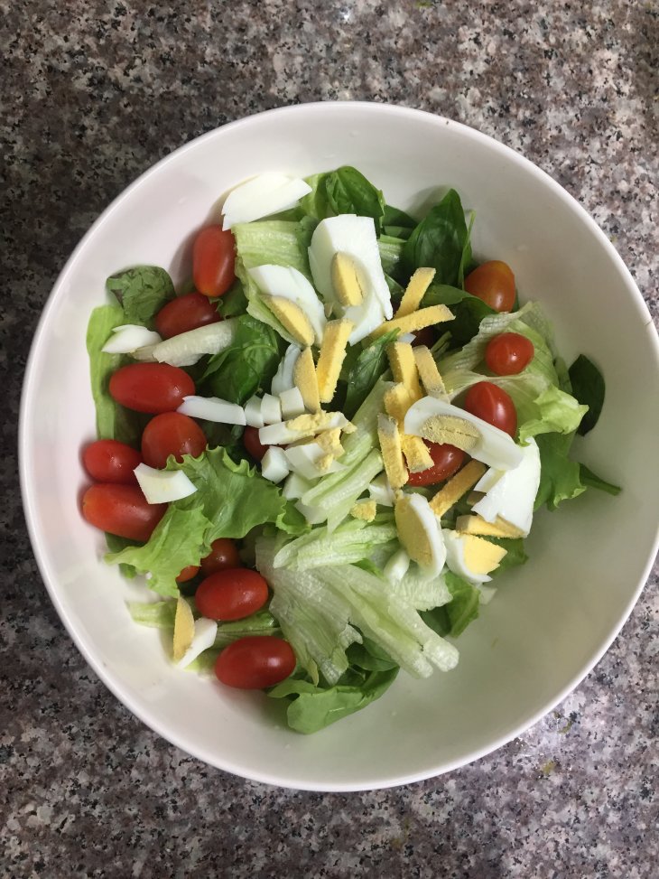 Рецепты из овощей для похудения. Овощной салат. Салат из овощей диетический. Овощные салаты для похудения. Овощной салат ПП.