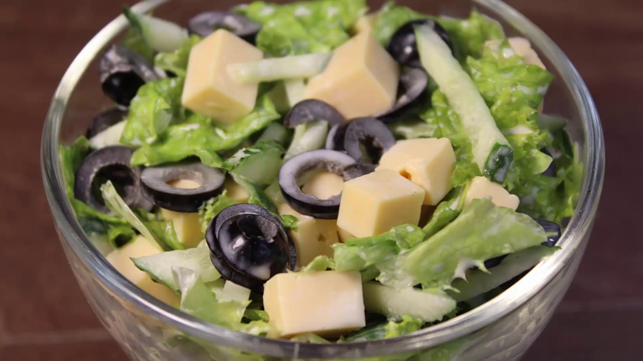 Салаты с оливками рецепты простые. Салат с оливками. Салат с огурцами и маслинами. Сыр кубиками для салата. Салат с маслинами и сыром.