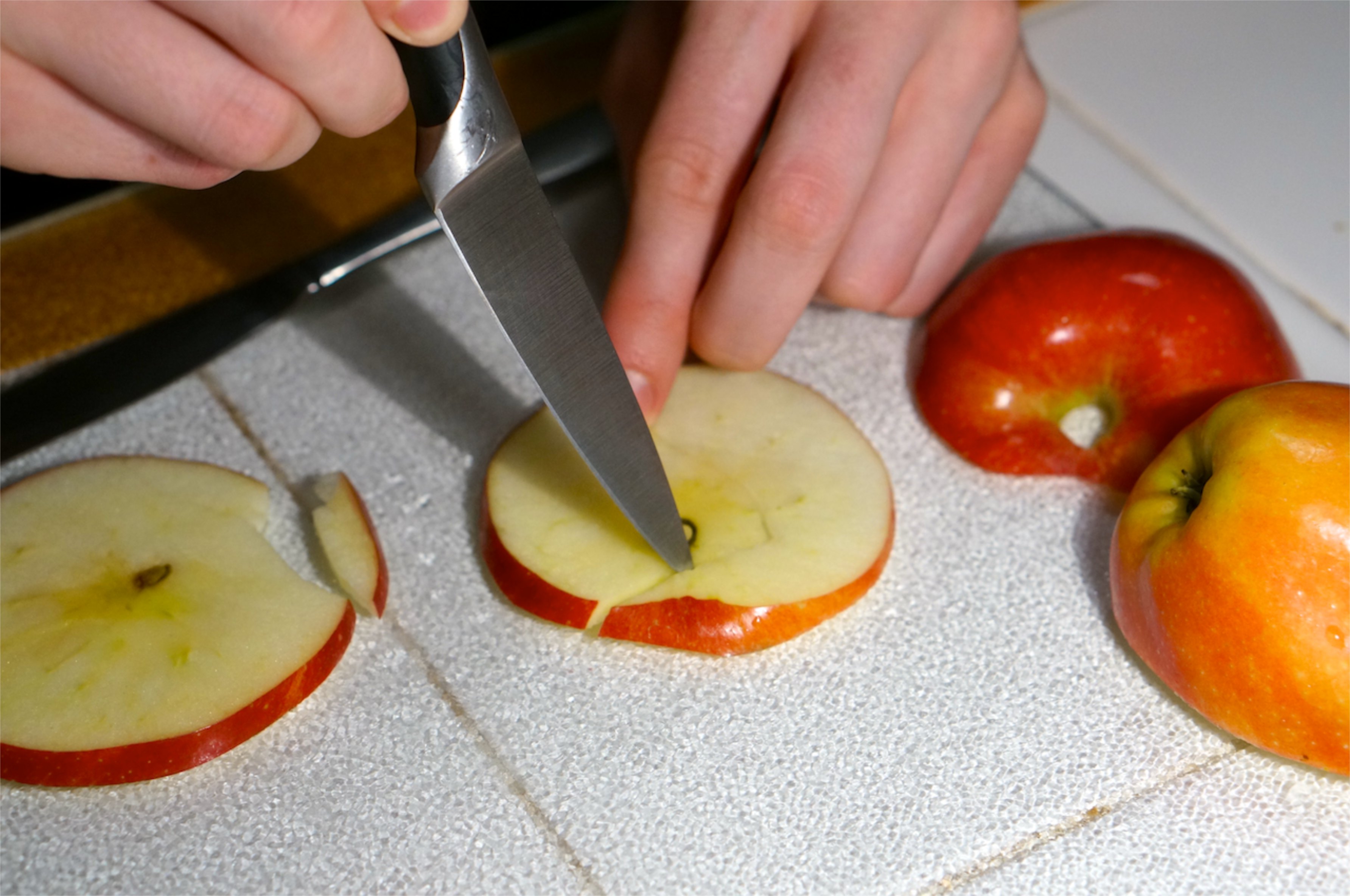 Перед обработкой из яблок иногда вырезают сердцевину. Вырезка из яблока. Быстрое вырезание сердцевины из яблок. Вырезать сердцевину яблока. Вырезание на кусочках яблока.