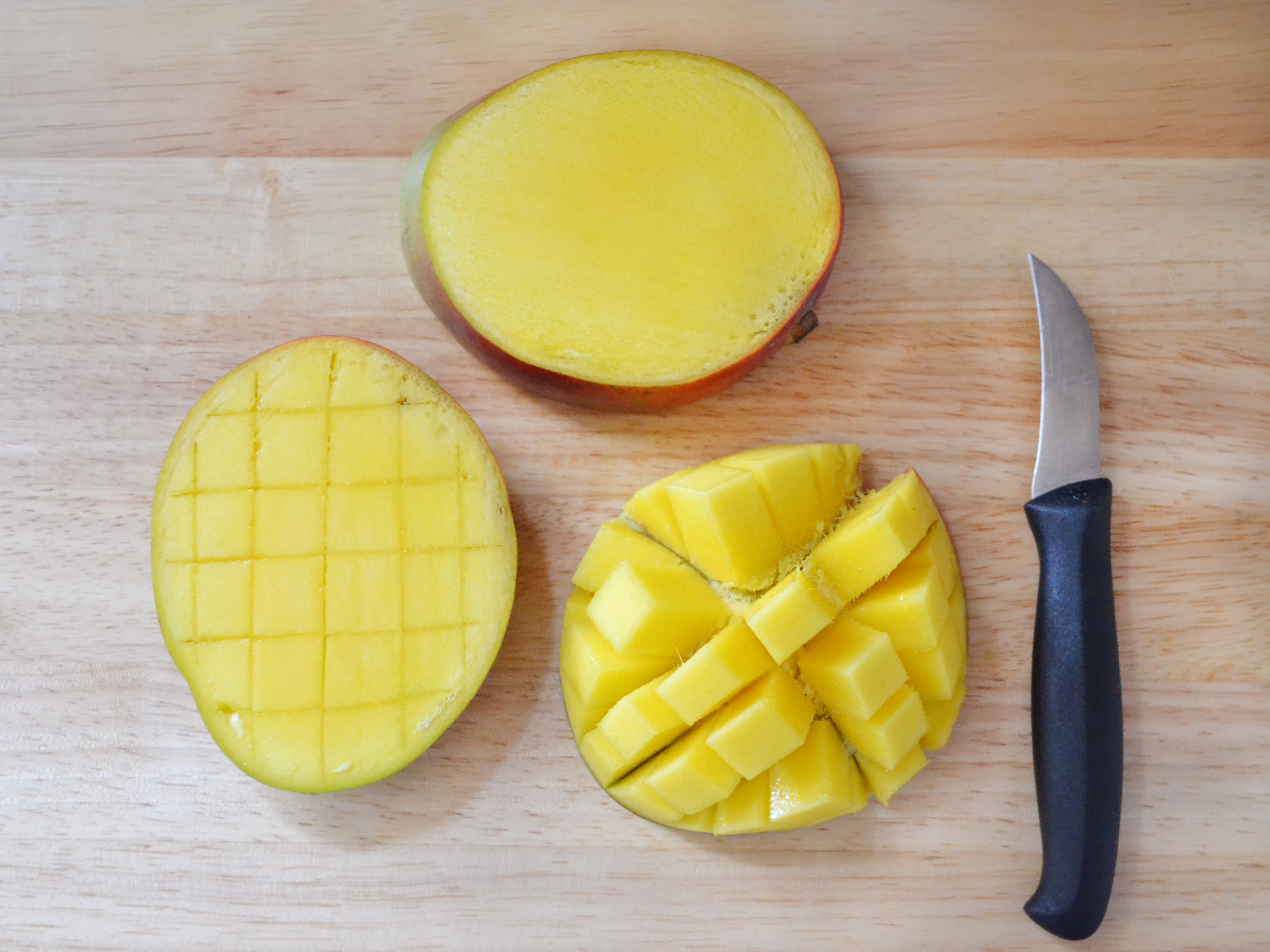 Как правильно разделать манго. Разделать манго. Манго нарезанный. Красиво порезать манго. Красивая нарезка манго.