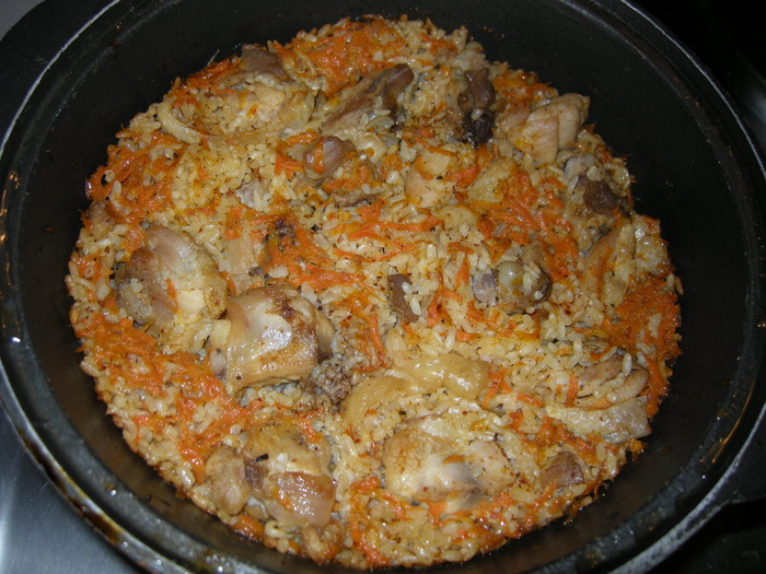 Рис курица лук морковь. Плов в духовке с курицей. Тушеная курица с рисом. Плов на сковороде с курицей в духовке. Курица с морковью и луком в духовке.