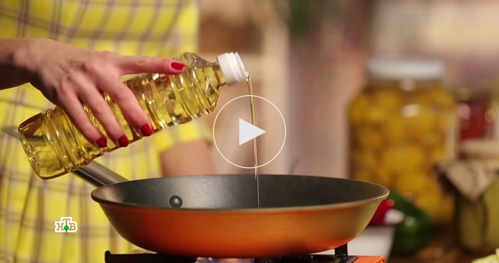 Можно жарить на оливковом масле холодного отжима. Жареное масло подсолнечное. Какое масло лучше для жарки подсолнечное. Жарка на масле. Оливковое подсолнечное масло для жарки или.