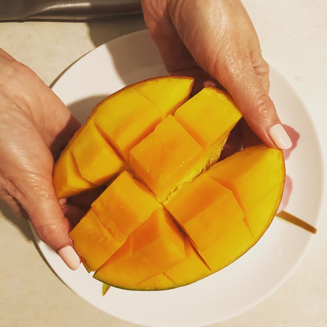 Как правильно разделать манго. Манго резанно. Красивая нарезка манго. Красиво порезать манго. Манго нарезанный фрукт.