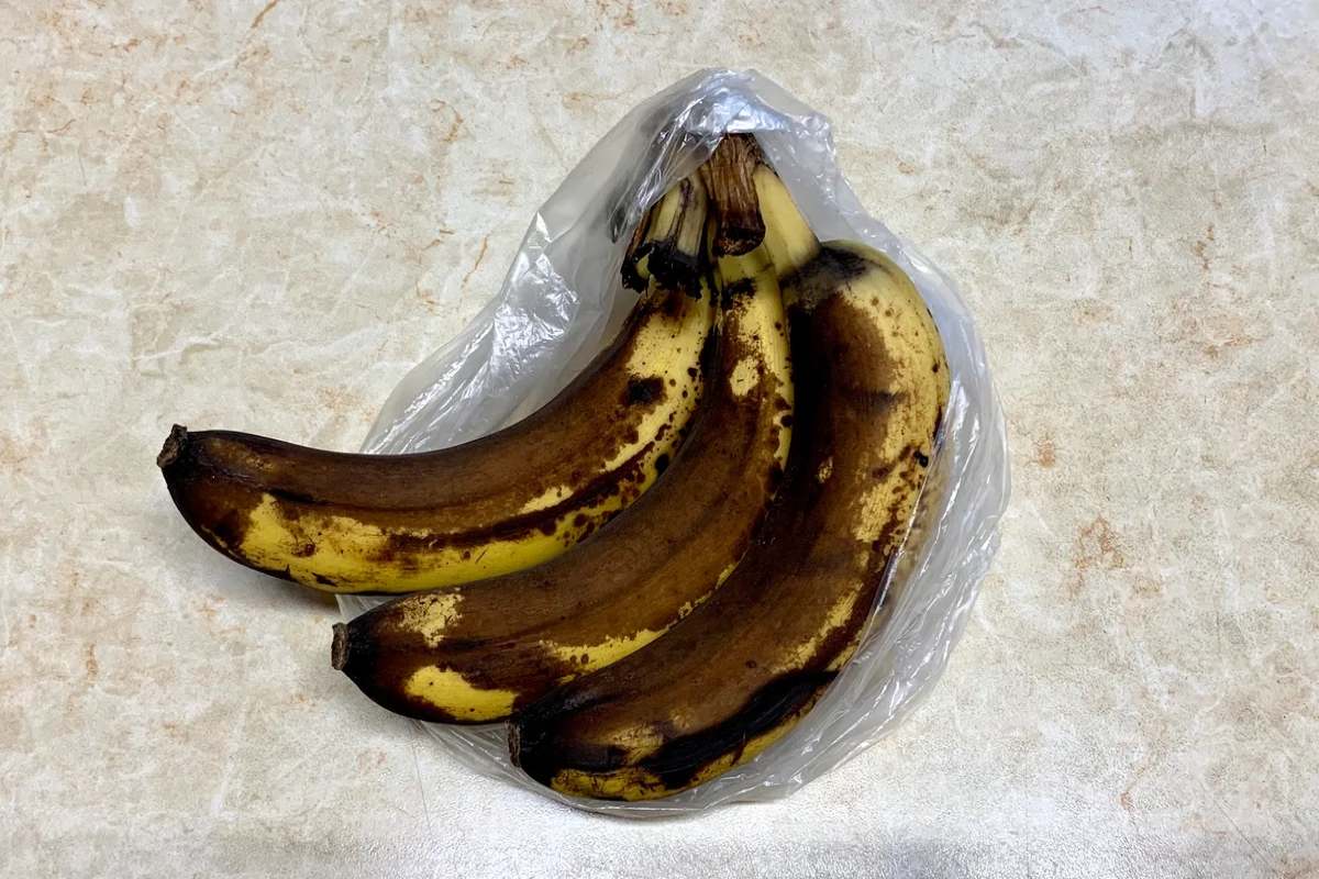 Вырастить банан из покупного банана. Переспелый банан. Почерневший банан. Семена домашнего банана. Вырастить банан.