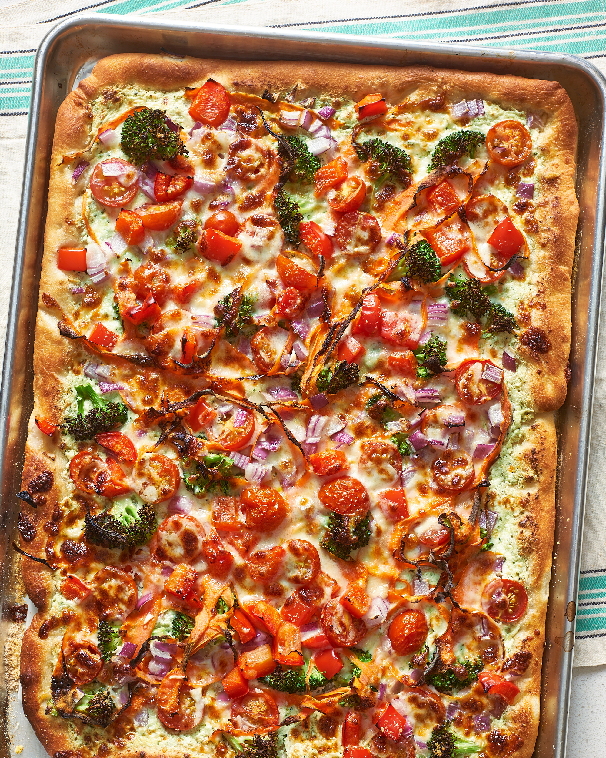 Пицца какой готов. Пицца домашняя. Красивая пицца домашняя. Пицца квадратная домашняя. Пицца домашняя в духовке.