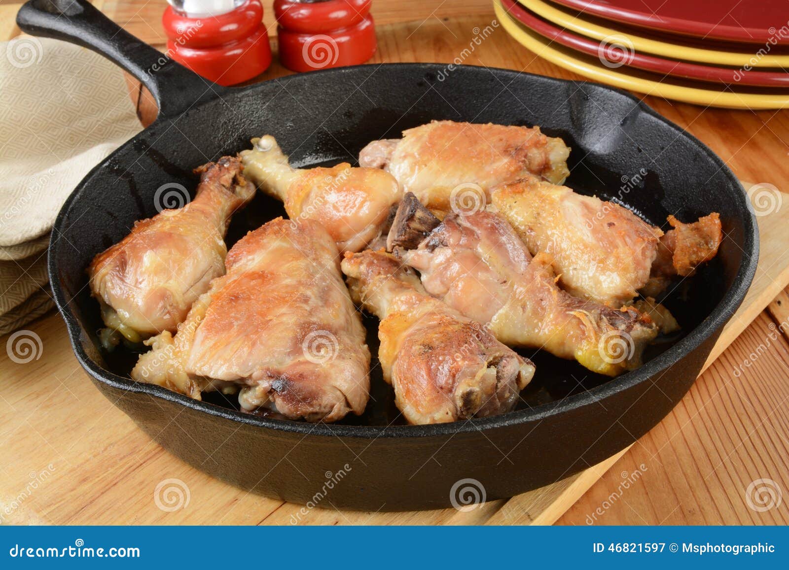 Рецепт домашней курицы на сковороде. Курица на сковороде. Блюда из курицы на сковороде красивые. Сырая курица на сковороде. Обжариваем куриные бёдрышки до золотистого цвета.