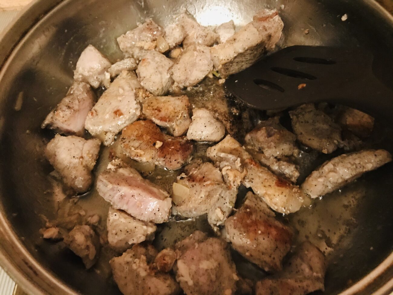 Вкусно приготовить свинину на сковороде кусочками сочную. Свинина жареная кусочками. Жареная свинина на сковороде. Жареная свинина на сковороде кусочками. Блюда из свинины жареной порционными кусками.