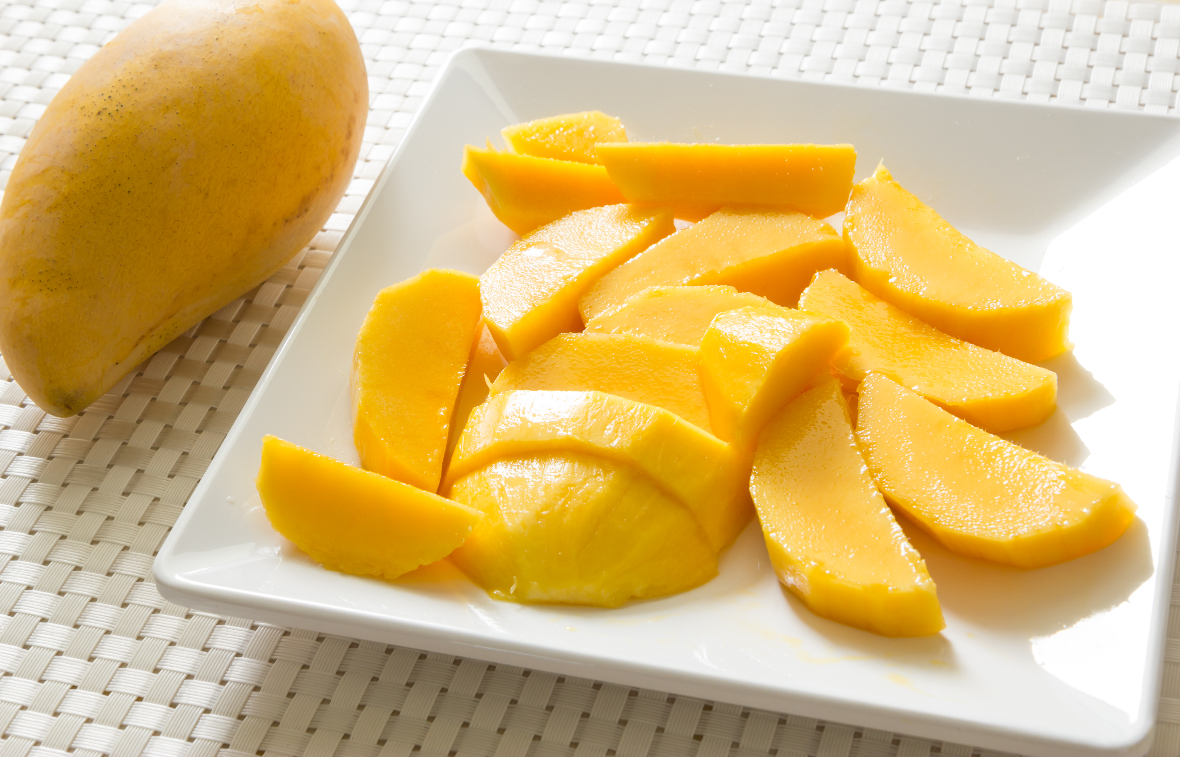 Способ нарезания и очищения манго выбирают с учетом того, в каком виде его ...