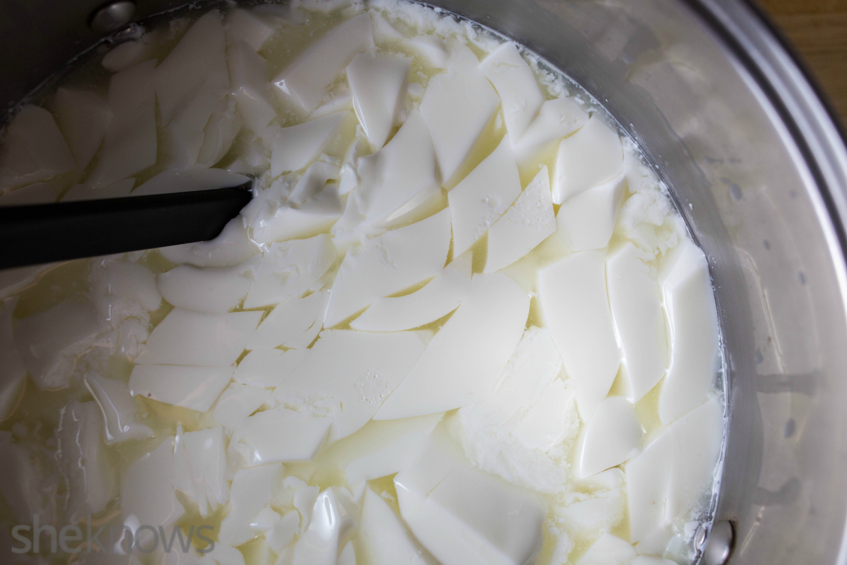 Самодельный сыр. Творог порезанный. Самодельный сыр в Сочи. Сетка из сыра как сделать. Сыр деревенский из творога рецепт.