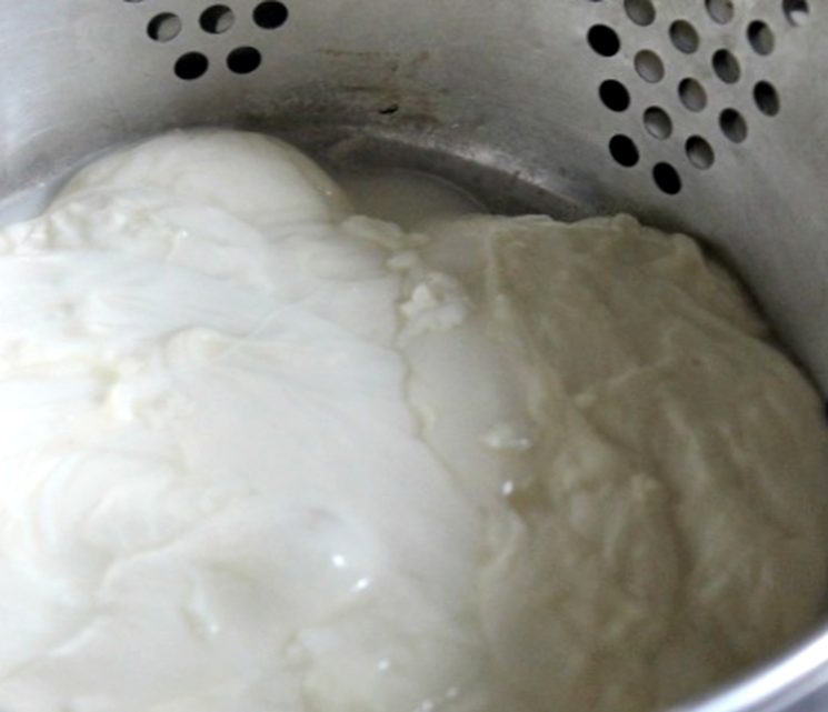 Рецепт сыра с сычужным ферментом. Дуршлаг для творога молока. Как сделать сыр моцарелла в домашних условиях из сыворотки. Как сделать сыр в крошку. Как сделать сыр декорацию.
